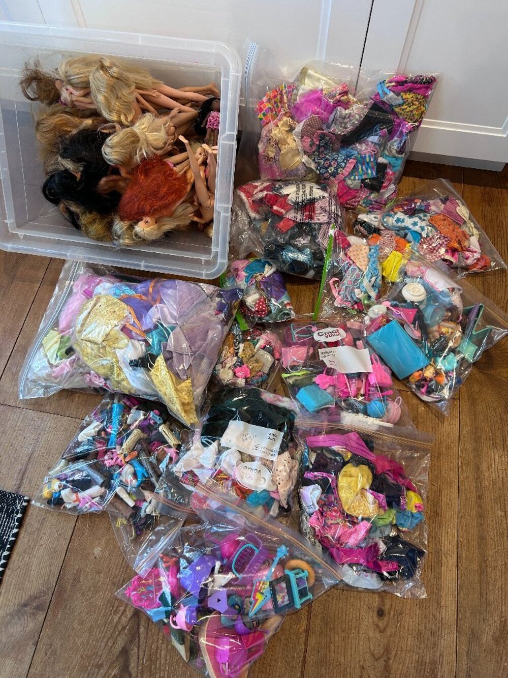 Huge Barbie Lot, clothing (+ 300 pieces), Kitchen accessories, bags, shoes !!